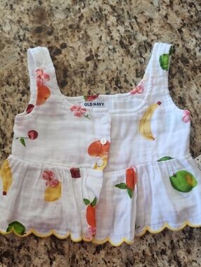 Nwt Sz XS/5 Old Navy White Crop Top with Fruit Print